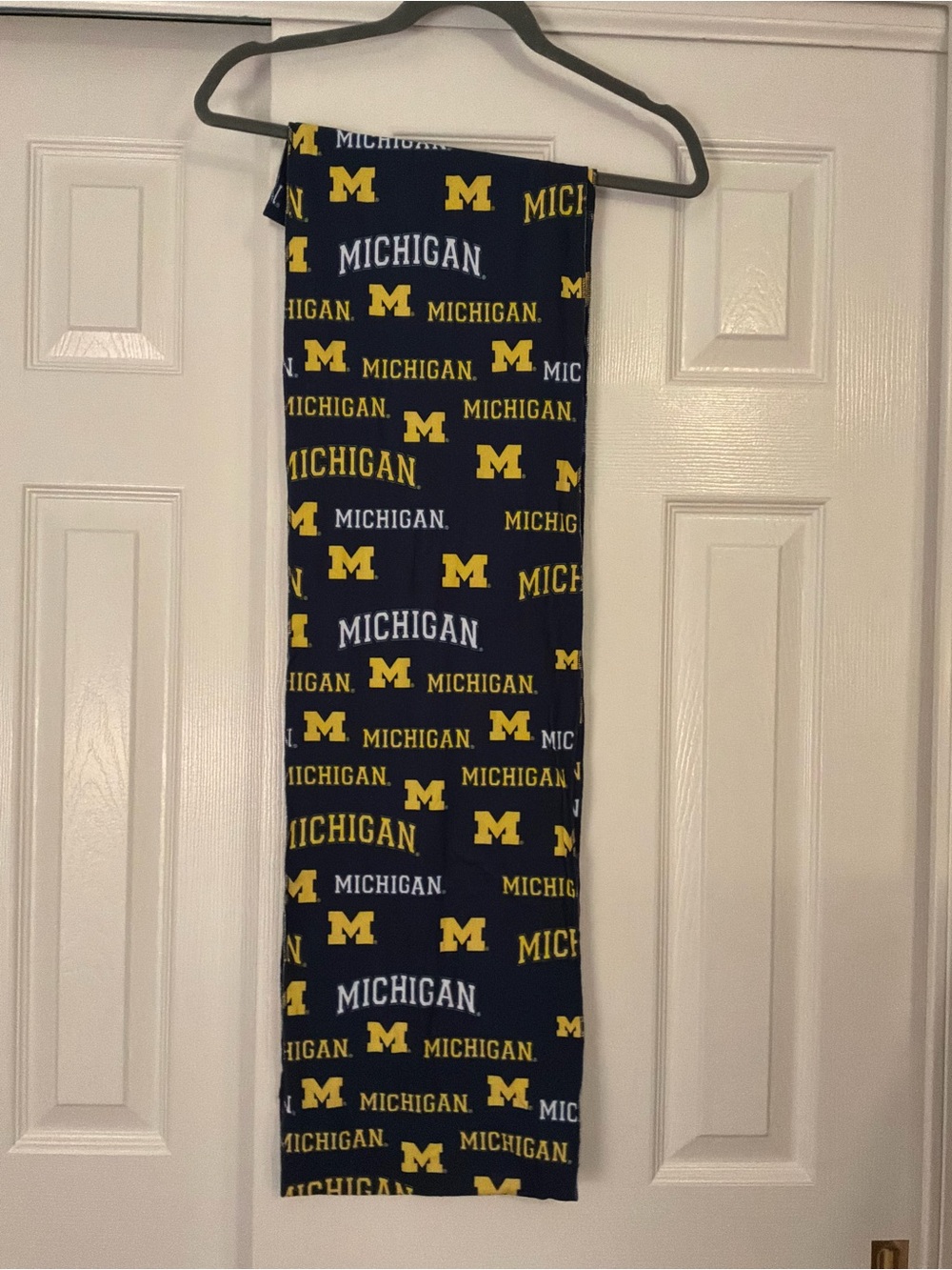 University of Michigan Logo infinity Scarf - Navy and Yellow